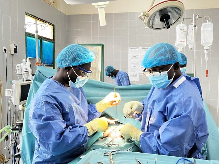 1 - Chirurgie Titao - Burkina Faso - Dr Yameogo chirurgien bloc opératoire M Kambiré