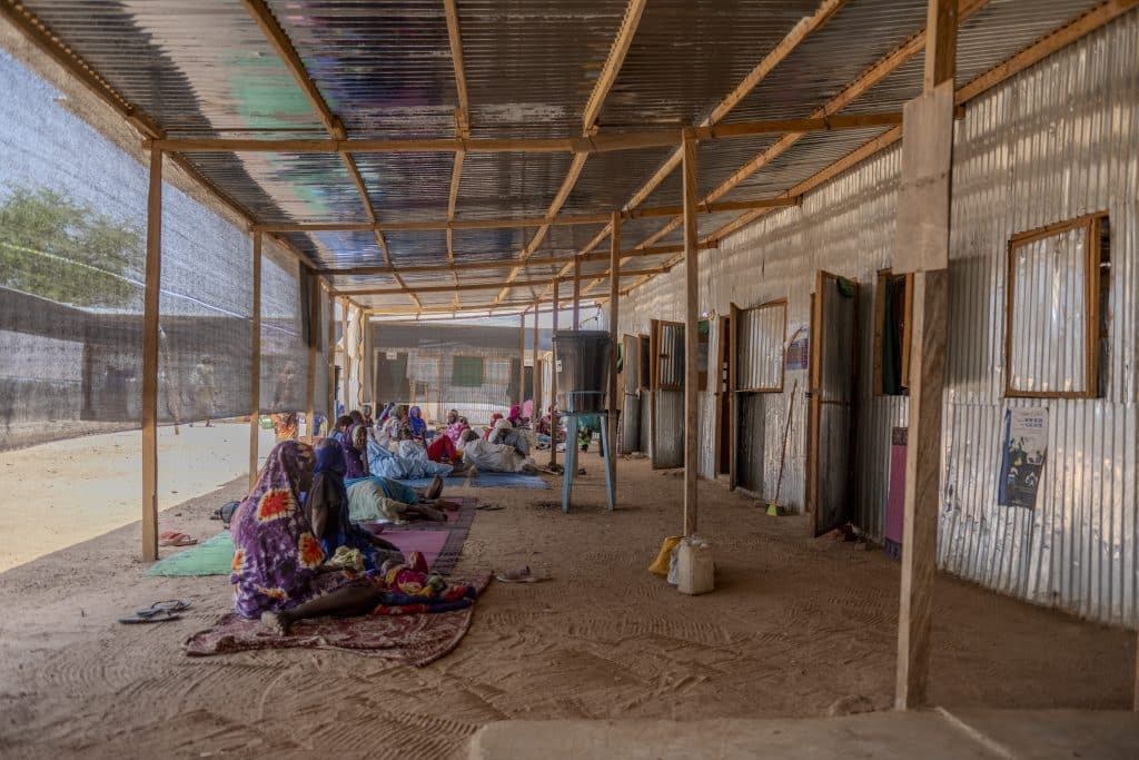 au tchad sous les tentes de fortune des femmes refugiees brisees par la guerre 3